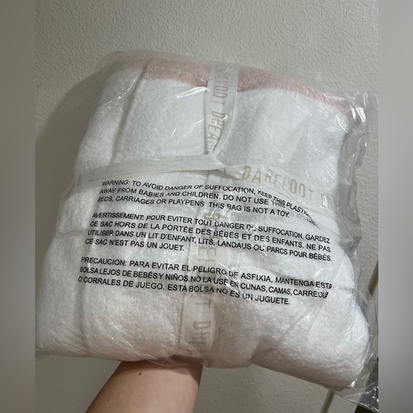 NEW Barefoot Dreams cozy white and pink dusty rose robe - Picture 6 of 10